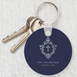 Chaveiro Boy Baptism favorece Marinho Blue Vintage Crest Cr<br><div class="desc">Um elegante design religioso com uma cruz numa crista vintage, apropriado para o batismo de um menino. A crista e a cruz são folhas falsas de prata, o fundo é marinho azul. Sob a crista, em pequenos bonés, há o nome, a ocasião e a data, em cor semelhante. A crista...</div>