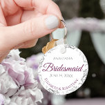 Chaveiro Bridesmaid Wedding Gift Cassis Purple & Cinza Lacy<br><div class="desc">Estas chaveiros são desenhadas para oferecer como favores às damas de honra na sua festa de casamento. Eles apresentam um design simples, mas elegante, com um fundo branco, magenta ou roxo do chassis e texto de Cinza, e uma borda floral de folha de papel prateada. Uma maneira perfeita de obrigado...</div>