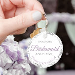 Chaveiro Bridesmaid Wedding Gift Lavanda Roxo e Cinza<br><div class="desc">Estas chaveiros são desenhadas para oferecer como favores às damas de honra na sua festa de casamento. Projetados para coordenar com nossa Suíte Casada Elegante de Púrpura e Cinza, eles apresentam um design simples, mas elegante, com fundo branco, texto de lavanda e Cinza, e uma borda floral de folha de...</div>