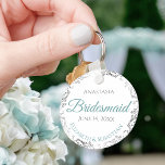 Chaveiro Bridesmaid Wedding Gift Teal & Cinza Lacy<br><div class="desc">Estas chaveiros são desenhadas para oferecer como favores às damas de honra na sua festa de casamento. Projetados para coordenar com nossa Suite Elegante de Casamentos Teais e Cinzas, eles apresentam um design simples, mas elegante, com um fundo branco, um texto teal ou turquesa e Cinzas, e uma borda floral...</div>