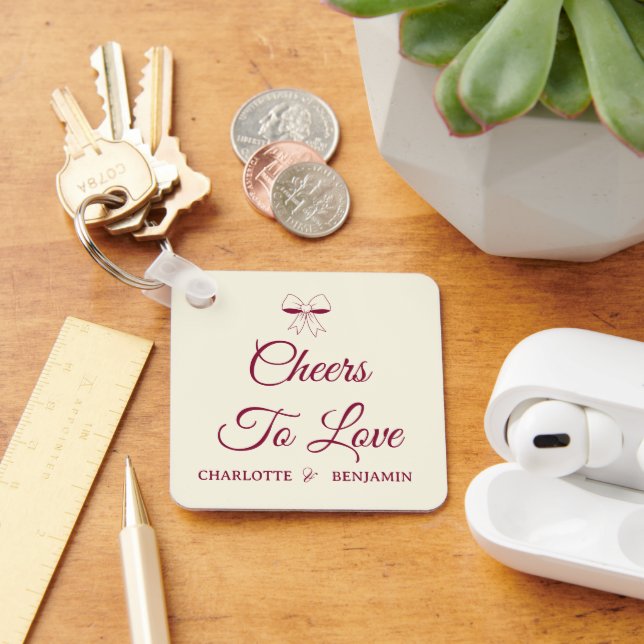 Chaveiro Brindemos ao Amor Script Borgonha Arco Casamento (Mesa)