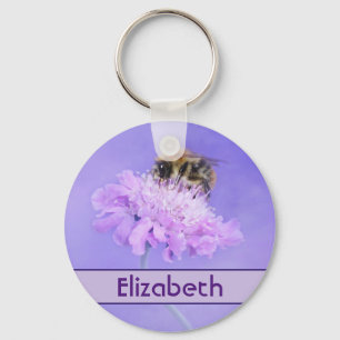Chaveiro Bumble Bee pregada em uma flor rosa personalizada
