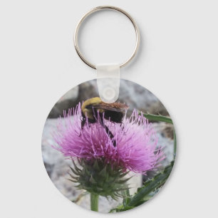 Chaveiro Bumblebee colhendo uma flor de tristes roxas