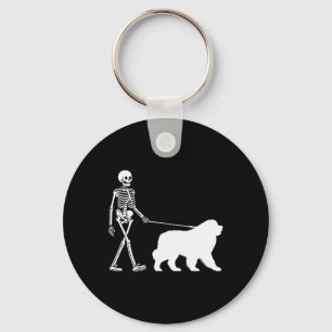 Chaveiro Caminhando Por Um Cachorro Da Terra Nova
