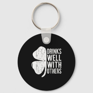 Chaveiro Camisa de Bebidas Bem Com Outros Homens Mulheres S