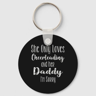 Chaveiro Camiseta Cheer Dad - Ela Só Ama Cheerleading -