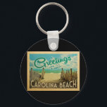 Chaveiro Carolina Beach Viagens vintage<br><div class="desc">Esta design do cartão postal da Carolina Beach apresenta uma praia arenosa com uma bela água turquesa oceânica e acima do mar,  um céu azul com nuvens brancas e onduladas. No estilo viagens vintage.</div>