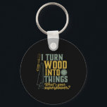 Chaveiro Carpinteiro Engraçado Eu Transformo Madeira Em Coi<br><div class="desc">Transformo madeira em coisas. Mercadorias engraçadas para carpinteiro, homem de mão, lenhador, madeira, fabricante de móveis, construtor de barcos, caras trabalhando com ferramentas de carpintaria, machados, martelo, serra na garagem, avô aposentado que está sempre coberto de serragem. presente de excelente para pai aposentado, avô. Esta design de colheita e retrô...</div>