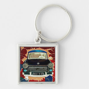Chaveiro Carro de Trabant, marrons e vermelhos, muro de