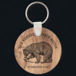 Chaveiro Casa de Cabine de Madeira Rústica<br><div class="desc">Chaveiro de cabine de madeira rustica personalizada com nome de família e ano estabelecido. O chaveiro de urso negro é perfeito para as chaves de cabana de cabana de verão.</div>