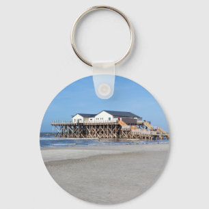 Chaveiro Casa sobre pernas na praia da Rua. Peter Ording