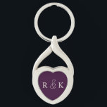 Chaveiro Casais em forma de coração amam monogramas<br><div class="desc">Casal em forma de coração adoram chaveiro com monograma com elegantes iniciais bege claro sobre um fundo roxo escuro e rico. Perfeito para casais,  personalize-o agora para adicionar iniciais de casais.</div>