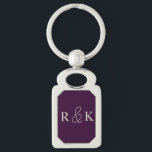 Chaveiro casais na moda monogramas<br><div class="desc">Um chaveiro personalizado perfeito com iniciais elegantes de bege claro sobre um fundo roxo escuro e rico. Perfeito para casais,  personalize-o agora para adicionar iniciais de casais.</div>