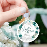 Chaveiro Casamento De Bridesmaid Elegante Teal Floral Wreat<br><div class="desc">Estas chaveiros são desenhadas para oferecer como favores às damas de honra na sua festa de casamento. Eles apresentam um design de aquarela pintado à mão rústica com uma coroa de rosas e flores em tons de lacre, turquesa, aqua e ciano. O texto é escrito em letras elegantes, e há...</div>