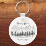 Chaveiro Casamento de Pinheiros Rustic Mountain Sketch Wood<br><div class="desc">Celebre seu casamento rústico com este chaveiro de esboço da montanha,  com pinheiros de floresta. Uma mistura perfeita de elegância e praticidade,  é uma encantadora manutenção para os hóspedes,  capturando o espírito de sua celebração inspirada na natureza. Ideal para adicionar um toque pessoal ao seu dia especial.</div>