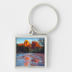 Chaveiro Cathedral Rock refletindo em Oak Creek ao pôr do s
