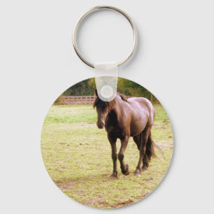 Chaveiro Cavalo Marrom Relaxado Andando