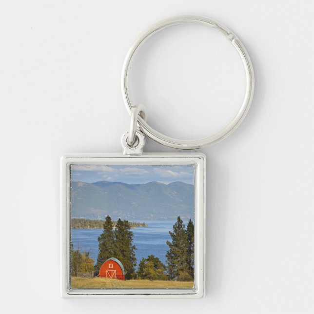 Chaveiro Celeiro vermelho fica ao longo do pitoresco Lago F (Frente)