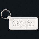 Chaveiro Chá de panela Simples e Minimalista do Coração Chi<br><div class="desc">Esta design simples e moderna é composta de sans serif e tipografia cursiva divertida e divertida com corações de rabisco. Perfeito para favoritos para festas de chá de panela de casamento.</div>