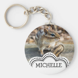 Chaveiro Chipmunk Bonito Sentado no Caminho de Madeira na F