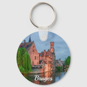 Chaveiro Cidade antiga e torre de Belfry à noite em Bruges