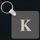 Chaveiro Cinza Monograma do Cliente<br><div class="desc">Este chaveiro bonitinho com as cores da cinza nos dois lados do chaveiro. Personalize-o agora para adicionar seu monograma inicial.</div>