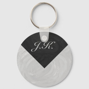 Chaveiro Cinza Rainha do Céu e Monograma Negro