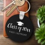 Chaveiro Classe de ano e Boné de formatura de nome - preto<br><div class="desc">Adicione qualquer ano a esta design. Isto pode ser usado para qualquer formando ou reunião - segundo grau,  faculdade,  escola de formando,  enfermagem,  escola de medicina ou mesmo escola de comércio.</div>