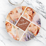 Chaveiro Classe de formando de 20XX Foto do Boné de formatu<br><div class="desc">Este design simples e moderno é composto por tipografia de serifa e adiciona uma foto personalizada. Tipografia "Classe de Formando de 20xx" rodeada de quatro fotos do seu formando. Este é um presente perfeito para formando no dia da formatura!</div>