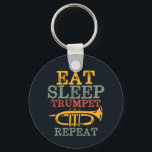 Chaveiro Coma trompete do sono Repetir Banda de Marcha Engr<br><div class="desc">Design de trompete engraçado para aqueles tocando instrumentos musicais de latão em banda de música, orquestra ou performance musical. Legal vintage retro mercadoria de amante musical Jazz para músico e membro da banda marcial. Perfeito para professor de música, fã de orquestra e aqueles que adoram tocar trompete. presente de Natal...</div>