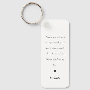 Chaveiro conduzir um carro seguro de amor de coração bonito