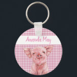 Chaveiro Cor do porco rosa Aquarela Gingham Xadrez Monogram<br><div class="desc">Este design pode ser personalizado escolhendo a opção Editar Design. Você também pode transferir para outros itens. Entre em contato comigo em colorflowcreations@gmail.com ou use a opção de bate-papo no topo da página se você quiser ter este design em outro produto ou precisar de assistência. Veja mais designs ou siga-me...</div>