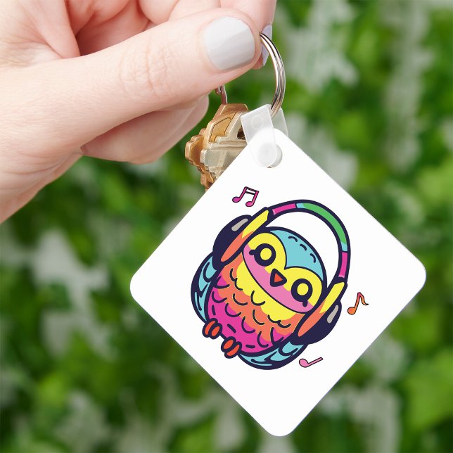 Chaveiro Coruja feliz com fones de ouvido ouvindo música. (Happy Owl with headphones listening to music. Keychain)