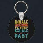 Chaveiro Cotação Inspiracional Inalar Futuro Exalado Passad<br><div class="desc">Citação de motivação inspiradora para manter você inspirado e motivar outros ao seu redor. Belo ditado sobre deixar passar as falhas passadas e as más experiências para abraçar o futuro e todas as possibilidades. Respiração. Inalar o futuro. Exalar o passado. A cor de fundo pode ser personalizada para a cor...</div>