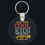 Chaveiro Crianças legal Tocam Uma Banda Engraçada De Tumpet<br><div class="desc">Design de trompete engraçado para aqueles tocando instrumentos musicais de latão em banda de música, orquestra ou performance musical. Legal vintage retro mercadoria de amante musical Jazz para músico e membro da banda marcial. Perfeito para professor de música, fã de orquestra e aqueles que adoram tocar trompete. presente de Natal...</div>