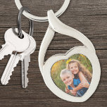 Chaveiro Crie Personalizado Sua Própria Foto<br><div class="desc">Crie uma especial atenção com este chaveiro de fotos personalizado com um quadro metálico em forma de coração. Projetado com um slot de foto na frente, é perfeito para pais ou avós que querem carregar de uma memória favorita perto. Embora ideais para fotos de crianças, você também pode mostrar um...</div>