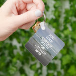 Chaveiro Crie sua própria cotação<br><div class="desc">Crie seu próprio chaveiro de cotação personalizado. Personalize este ímã com a tipografia moderna e a paisagem das ondas oceânicas.</div>