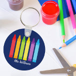 Chaveiro Cute Crayon Elementar Professor Personalizado<br><div class="desc">Uma bela Semana de Apreciação de Professores ou presente de fim de ano para um jardim de infância dar a seu professor primário. Costume feito com um nome sob o arco-íris fofo de lápis. Um chaveiro adorável para um professor de pré-escola.</div>