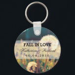 Chaveiro Dandelion Flower Weding Favor KeepsasaChaveiro<br><div class="desc">Flores coloridas da época do primavera. Um bom chaveiro como obrigado que você dá para seus convidados. Personalizar o texto para ajustado de qualquer ocasião especial. Quer seja um casamento, chá de panela ou festa de noivado, esta chaveiro é um presente bonito e guarde seus convidados. Ou personalizá-lo para salvar...</div>