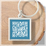 Chaveiro de azul de código QR personalizável<br><div class="desc">Design de chaveiro de código QR digitalizável. Em tom azul empoeirado. Para uso profissional,  corporativo ou pessoal. Adicione seu endereço de site,  identificador de mídia social ou link venmo,  paypal ou cashapp. Pronto para personalizar vinculando seu URL usando o botão personalizar.</div>