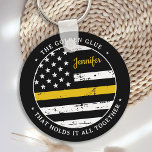 Chaveiro de Dispatcher Personalizado de Linha Dour<br><div class="desc">A Cola De Ouros Que Mantém Tudo Junto. Chaveiro de linha Dourada personalizada para 911 despachantes e policiais. Personalize este chaveiro de despachante com o nome. Este presente personalizado de despachante é perfeito para a apreciação do despachante policial, o obrigado de despachante 911 que você oferece e os presentes ou...</div>