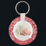 Chaveiro de Fotografia Personalizada e Bonita<br><div class="desc">O chaveiro de botão redondo apresenta a sua foto favorita rodeada de folhas brancas, bagas e pontos em um fundo vermelho texturizado. DICA: Carregue uma foto de alta resolução que mostre seu bebê no meio - você pode ir para um quadrado também. Chaveiros fazem presentes memoráveis para família, avós e...</div>