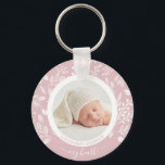 Chaveiro de Fotografia Personalizada e Bonita<br><div class="desc">O chaveiro de botão redondo apresenta a sua foto favorita rodeada de folhas brancas, bagas e pontos em fundo rosa. DICA: Carregue uma foto de alta resolução que mostre seu bebê no meio - você pode ir para um quadrado também. Chaveiros fazem presentes memoráveis para família, avós e amigos ou...</div>