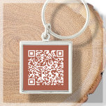 Chaveiro de Terracotta de código QR personalizável<br><div class="desc">Design de chaveiro de código QR digitalizável. Em terracota,  laranja queimado,  tom de ferrugem. Para uso profissional,  corporativo ou pessoal. Adicione seu endereço de site,  identificador de mídia social ou link venmo,  paypal ou cashapp. Pronto para personalizar vinculando seu URL usando o botão personalizar.</div>