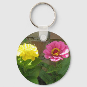 Chaveiro de Zinnias cor-de-rosa e amarelo