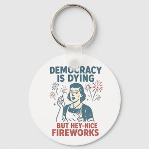 Chaveiro Democracia Está Morrendo, Mas Ei, Belo Fogos De Ar