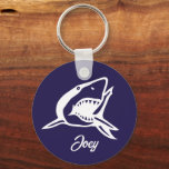 Chaveiro desenho de tubarão branco excelente personalizado<br><div class="desc">presente personalizado de chaveiro de desenho de tubarão branco excelente. Cor azul ou personalizada. Adicione seu próprio nome personalizado. Ideia de presente única para crianças,  marinheiros,  navegadores,  capitães de barco,  pescadores etc. Desenho de tubarão selvagem.</div>