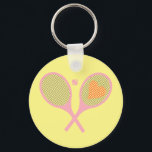 Chaveiro Design da Bola do Jogador do Tênis do Pastel<br><div class="desc">Coletes de Tênis cor rosa clássicos e elegantes, com cor rosa pré-pidinha, com coração para ela | Tênis de Verão. Presente para o tênis, tênis de raquete cor-de-rosa num fundo amarelo-claro pastel. Presente personalizado para um tênis. Trendy tênis jogadores em casa. Presentes modernos de jogador de tênis. Legal presente moderno...</div>