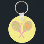 Chaveiro Design da Bola do Jogador do Tênis do Pastel<br><div class="desc">Coletes de Tênis cor rosa clássicos e elegantes, com cor rosa pré-pidinha, com coração para ela | Tênis de Verão. Presente para o tênis, tênis de raquete cor-de-rosa num fundo amarelo-claro pastel. Presente personalizado para um tênis. Trendy tênis jogadores em casa. Presentes modernos de jogador de tênis. Legal presente moderno...</div>