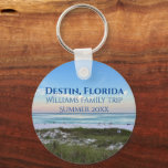 Chaveiro Destin Florida Beach Sunset Férias Personalizadas<br><div class="desc">Este chaveiro de praia pitoresco de Destin Florida apresenta o lindo pôr do sol rosa e laranja tocando suavemente as ondas do oceano acima da areia e do capim do mar. Lindo lembrança de guarda costeira com data de viagem personalizada e sobrenome familiar para seu lugar de férias favorito.</div>